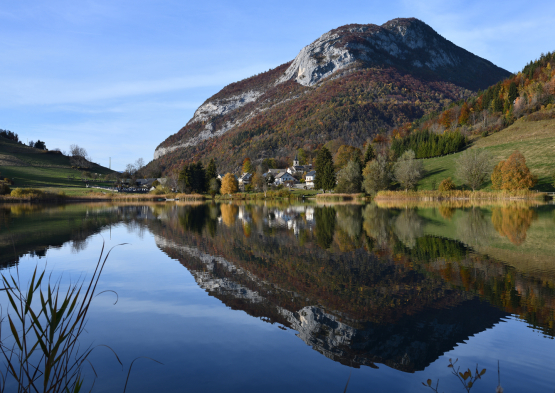 Reflet du Pic de la Sauge et du chef-lieu dans le lac de La Thuile (Savoie)