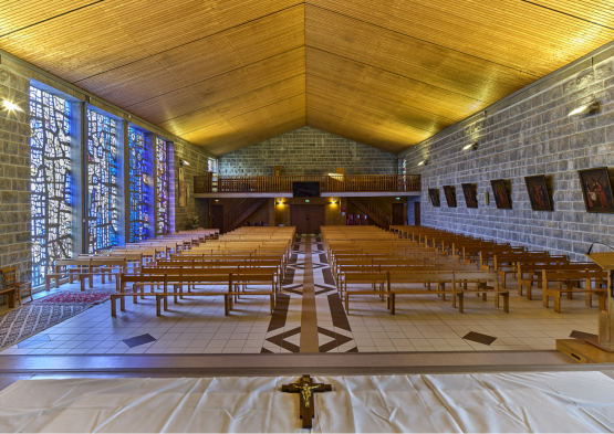 Intérieur de l'église Notre-Dame de Plainpalais à Alby-sur-Chéran (Savoie. Architecte : Maurice Novarina, vitraux : Alfred Manessier)