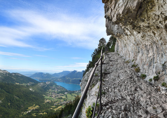 Chemin taillé dans le rocher menant à l'alpage de la Combe (Doussard, Haute-Savoie)