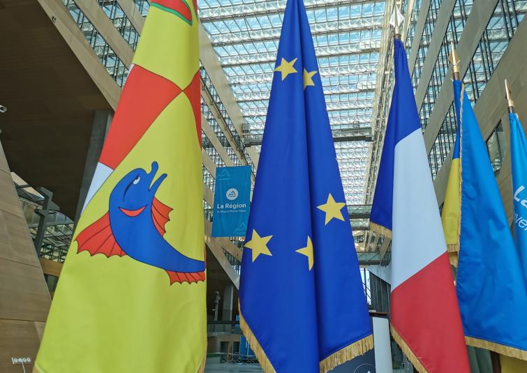 Drapeaux esplanade - © C. Errard Drapeaux esplanade