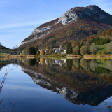 Reflet du Pic de la Sauge et du chef-lieu dans le lac de La Thuile (Savoie)