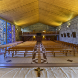  Intérieur de l'église Notre-Dame de Plainpalais à Alby-sur-Chéran (Savoie. Architecte : Maurice Novarina, vitraux : Alfred Manessier)