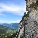 Chemin taillé dans le rocher menant à l'alpage de la Combe (Doussard, Haute-Savoie)